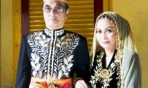 Sultan Muhammad Kaharuddin IV bersama Permaisuri