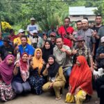 Ketua Bapilu PDIP NTB, HW Musyafirin (baju cream tengah) dan Caleg DPR RI PDIP Dapil Pulau Sumbawa, Lalu Budi Suryata, disambut antusias masyarakat dalam safari di sejumlah Kecamatan di KSB - Sumbawa